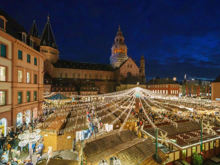 Der Weihnachtsmarkt in Mainz im Lichterglanz. 