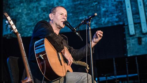 Stephan Krawczyk mit Gitarre auf der Bühne