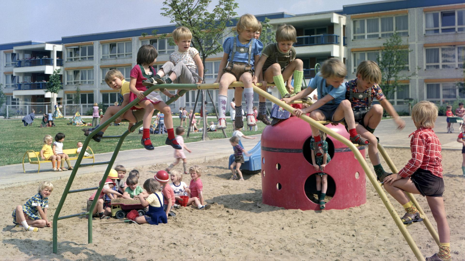 Kindergartenkinder spielen auf einem Spielplatz der Kindertagesstätte in Berlin