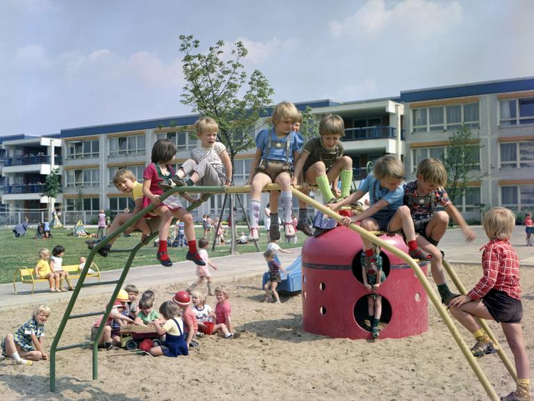 Kindergartenkinder spielen auf einem Spielplatz der Kindertagesstätte in Berlin