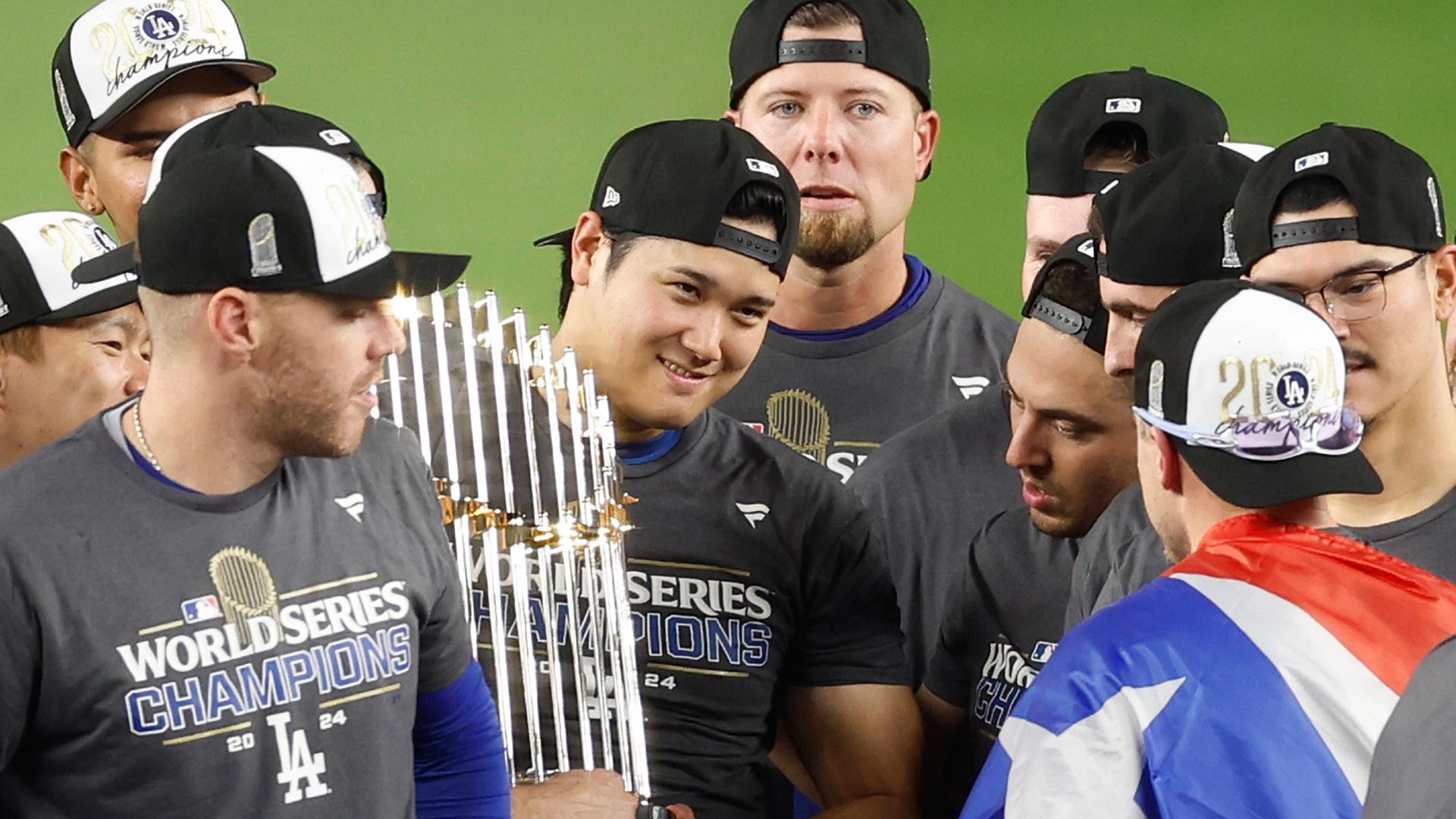 Baseball-Spieler Shohei Ohtani (4.v.l.) hält die Trophäe für den Gewinn der MLB in Händen.