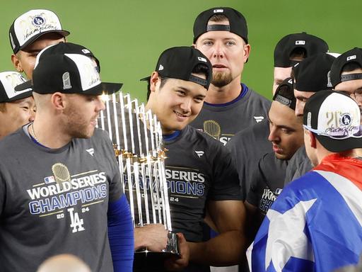 Baseball-Spieler Shohei Ohtani (4.v.l.) hält die Trophäe für den Gewinn der MLB in Händen.