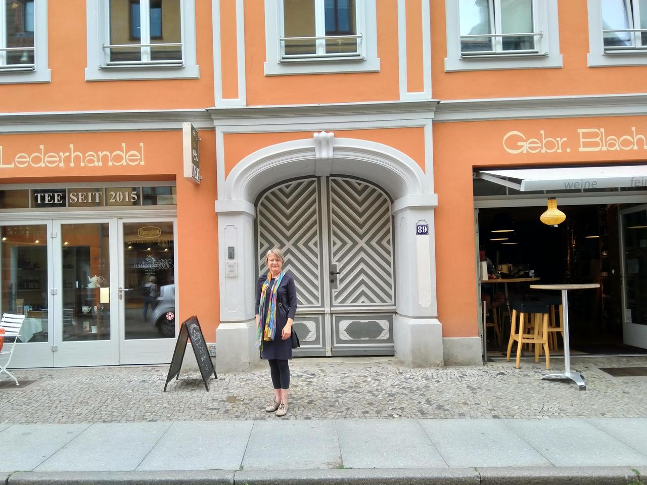 Friederike Fechner in der Heilgeiststraße in Stralsund, rekonstruiertes Wohn- und Geschäftshaus der jüdischen Lederwarenhändler Gebrüder Blach 
