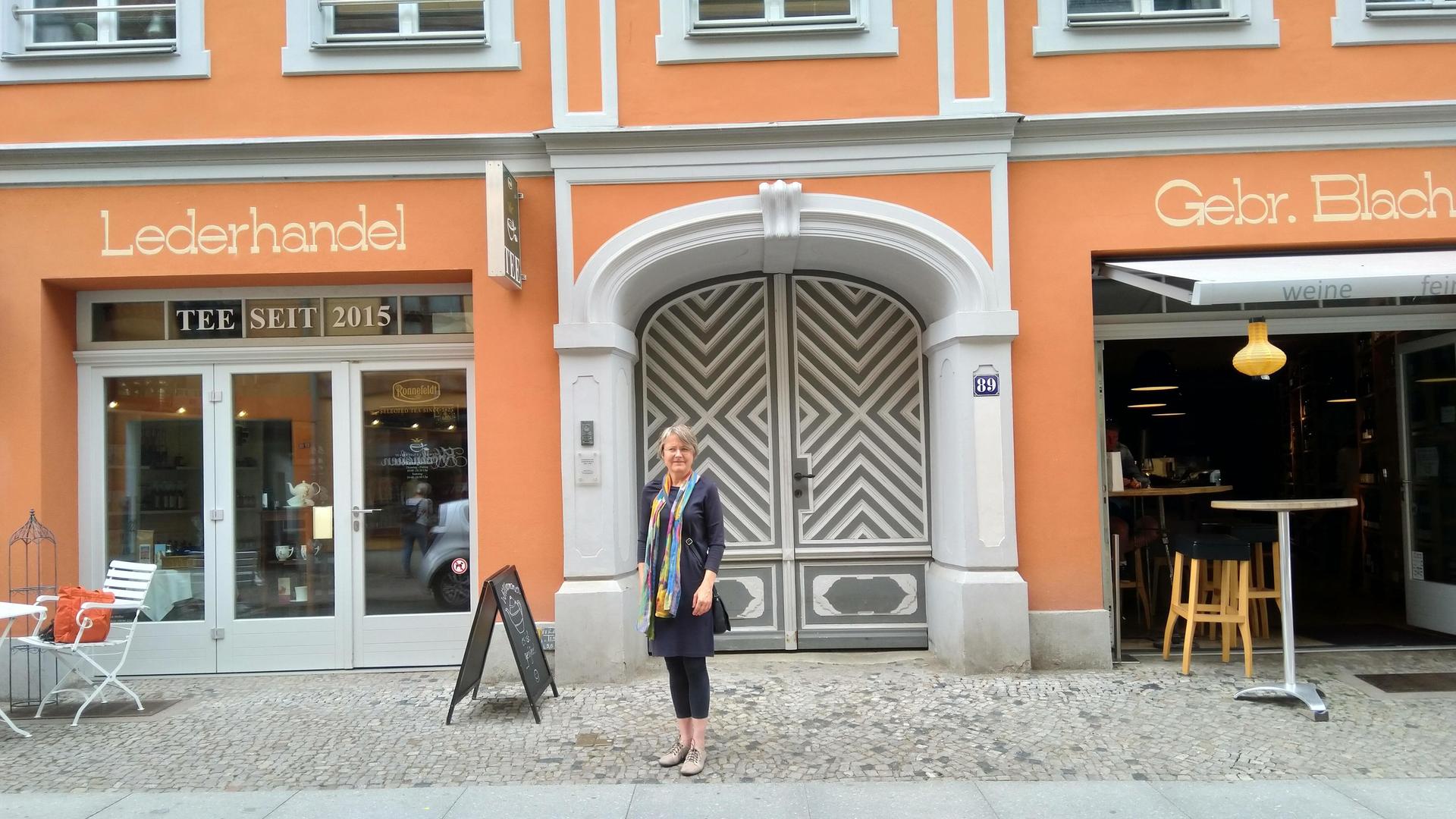 Friederike Fechner in der Heilgeiststraße in Stralsund, rekonstruiertes Wohn- und Geschäftshaus der jüdischen Lederwarenhändler Gebrüder Blach
Friederike Fechner in der Heilgeiststraße in Stralsund, rekonstruiertes Wohn- und Geschäftshaus der jüdischen Lederwarenhändler Gebrüder Blach