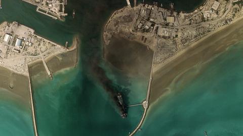 Dieses Satellitenbild zeigt Rauch, der nach einer Explosion im Hafen von Bandar Abbas entlang der Straße von Hormus aus einem Schiff aufsteigt.