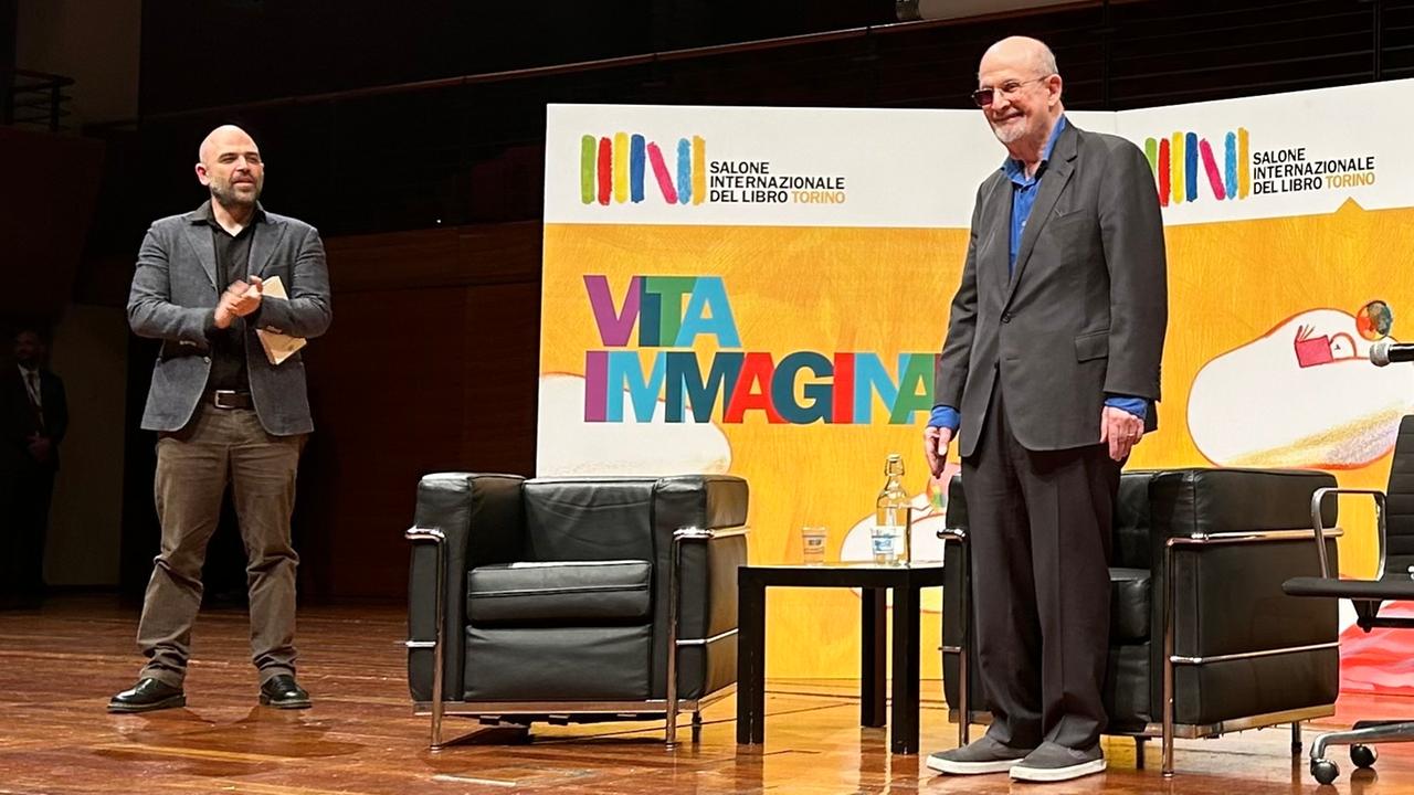 Roberto Saviano (links) und Salman Rushdie auf der Buchmesse in Turin.