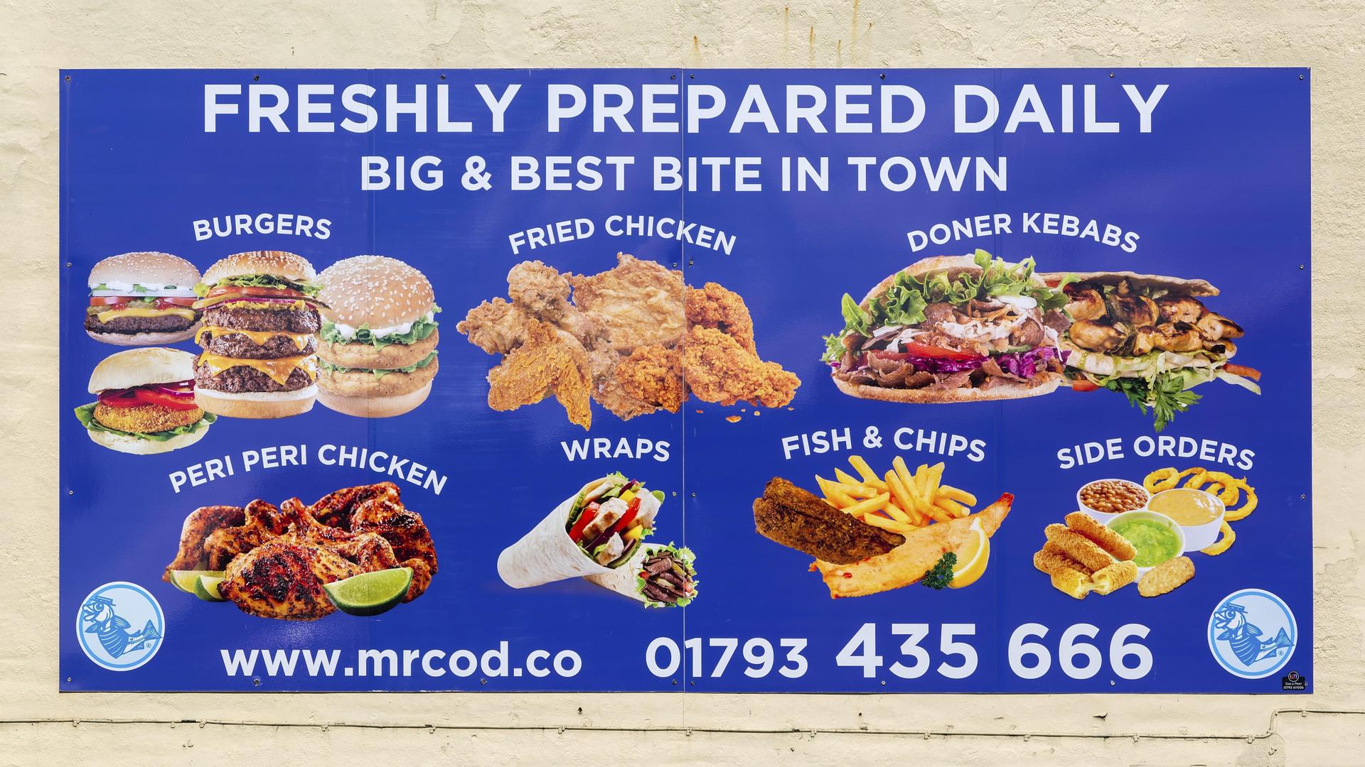 Ein großes Werbeplakat für Fast Food an der Wand eines Imbissrestaurants, Swindon, Wiltshire, England, UK
