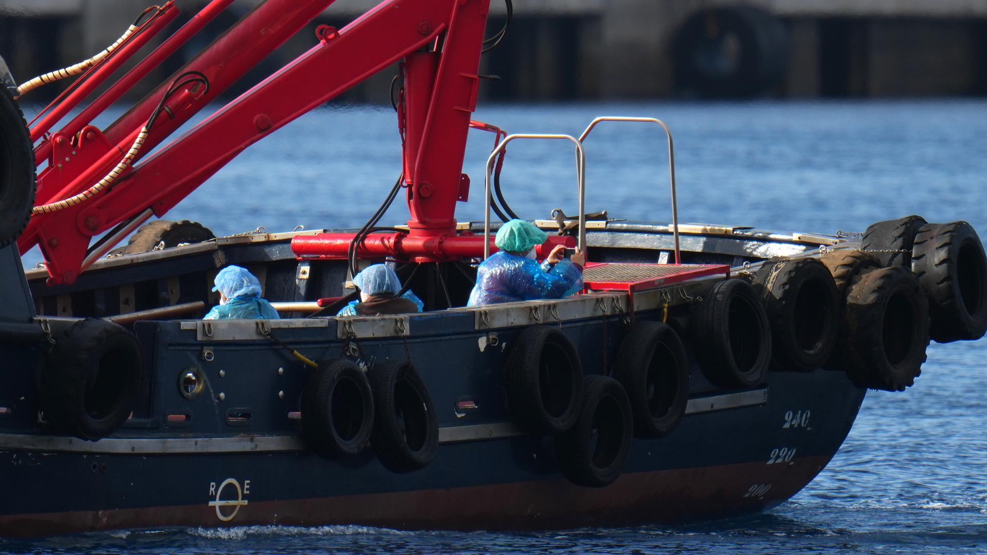 Personen in Schutzbekleidung und mit Masken werden mit einem Schiff im Hafen von Granadilla auf Teneriffa von dem vom Hantavirus betroffenen Kreuzfahrtschiff MV Hondius ausgeschifft. 