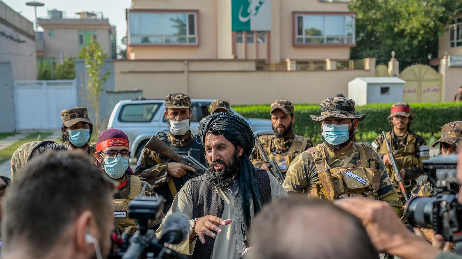 Ein Mitglied der Taliban hält vor Journalisten eine improvisierte Pressekonferenz ab, nachdem die Taliban eine Demonstration mehrerer Frauen in Kabul aufgelöst haben. 