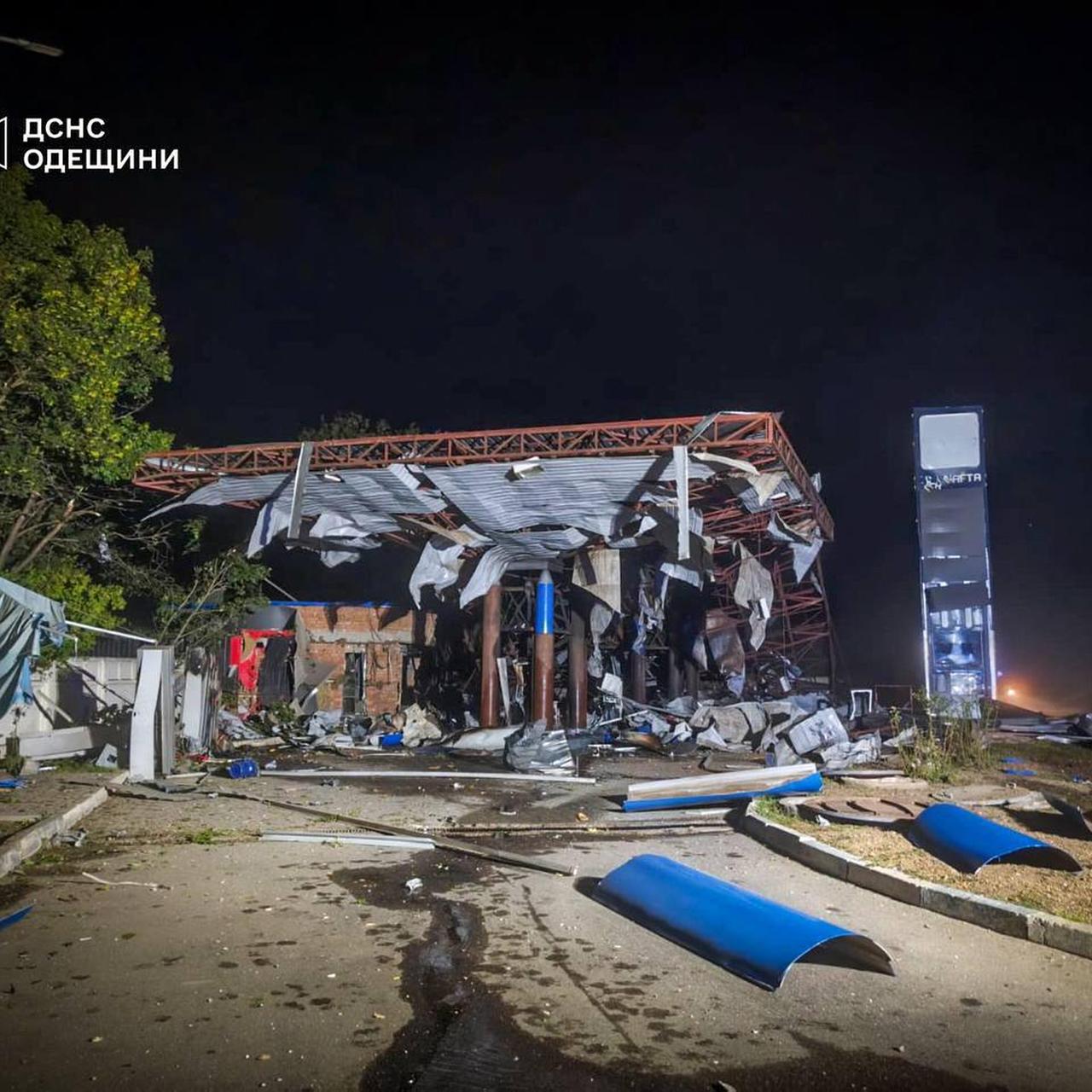 Auf diesem Foto, das vom ukrainischen Rettungsdienst zur Verfügung gestellt wurde, ist eine Tankstelle zu sehen, die nach einem russischen Drohnenangriff in Odessa, Ukraine, beschädigt wurde.