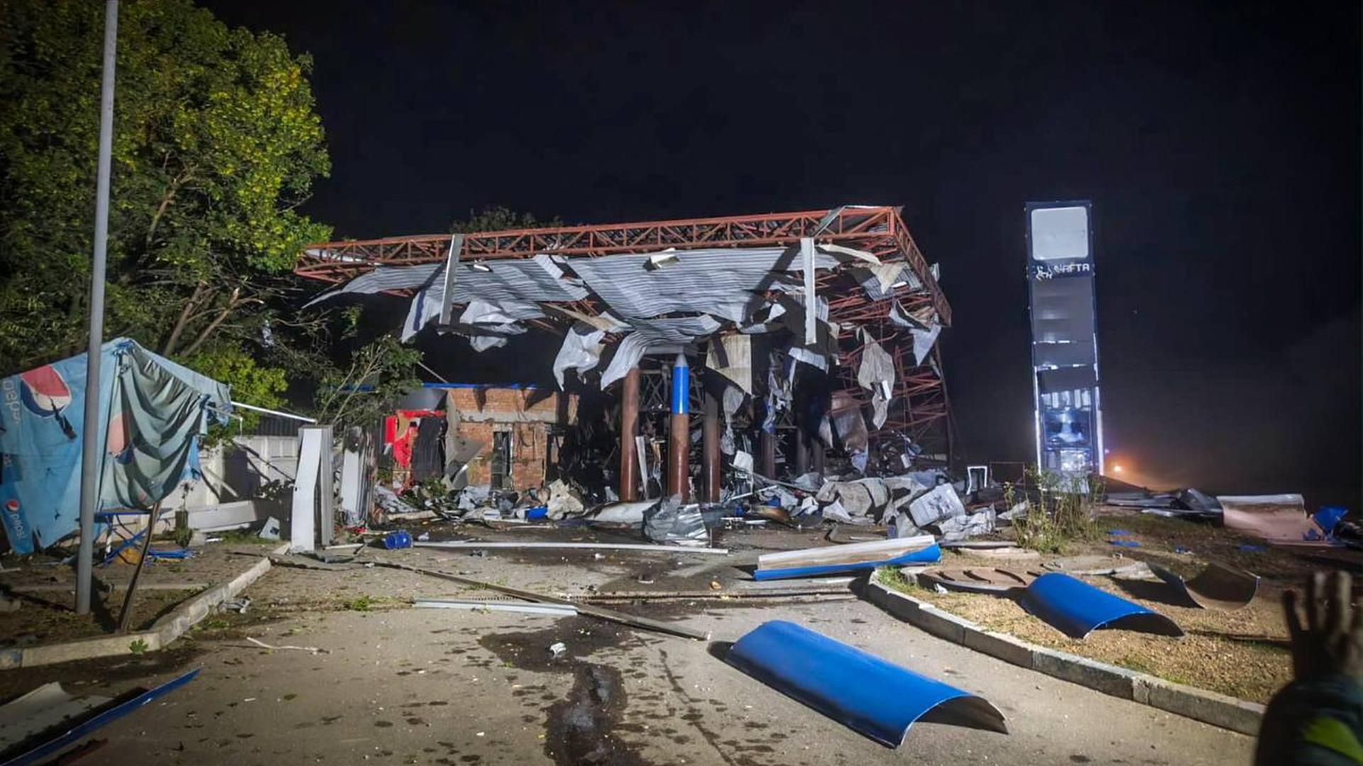 Auf diesem Foto, das vom ukrainischen Rettungsdienst zur Verfügung gestellt wurde, ist eine Tankstelle zu sehen, die nach einem russischen Drohnenangriff in Odessa, Ukraine, beschädigt wurde. Auf diesem Foto, das vom ukrainischen Rettungsdienst zur Verfügung gestellt wurde, ist eine Tankstelle zu sehen, die nach einem russischen Drohnenangriff in Odessa, Ukraine, beschädigt wurde.