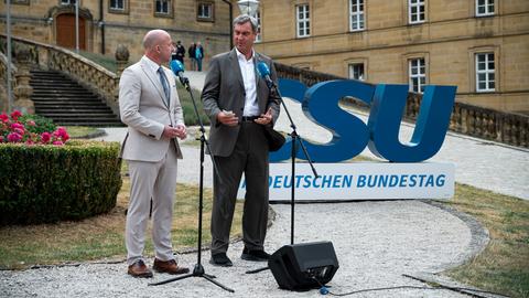 Bad Staffelstein: Alexander Hoffmann (l), Vorsitzender der CSU-Landesgruppe im Bundestag, und Markus Söder (r), Bayerns Ministerpräsident, geben im Kloster Banz ein Pressestatement zum Auftakt der Sommerklausur der CSU-Landesgruppe im Bundestag.