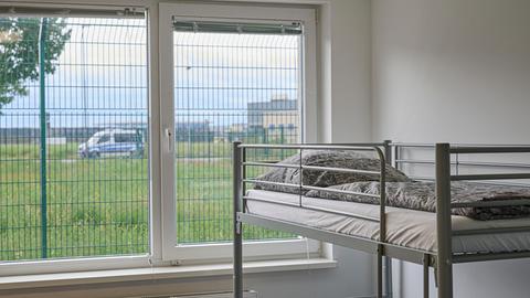 Blick auf dem Fenster eines Mehrbettzimmers in der neuen Aussengrenzeinrichtung des Landes Brandenburg am BER-Flughafen. Blick auf dem Fenster eines Mehrbettzimmers in der neuen Aussengrenzeinrichtung des Landes Brandenburg am BER-Flughafen.