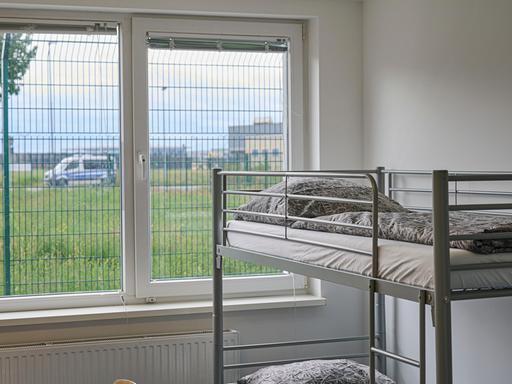 Blick auf dem Fenster eines Mehrbettzimmers in der neuen Aussengrenzeinrichtung des Landes Brandenburg am BER-Flughafen.