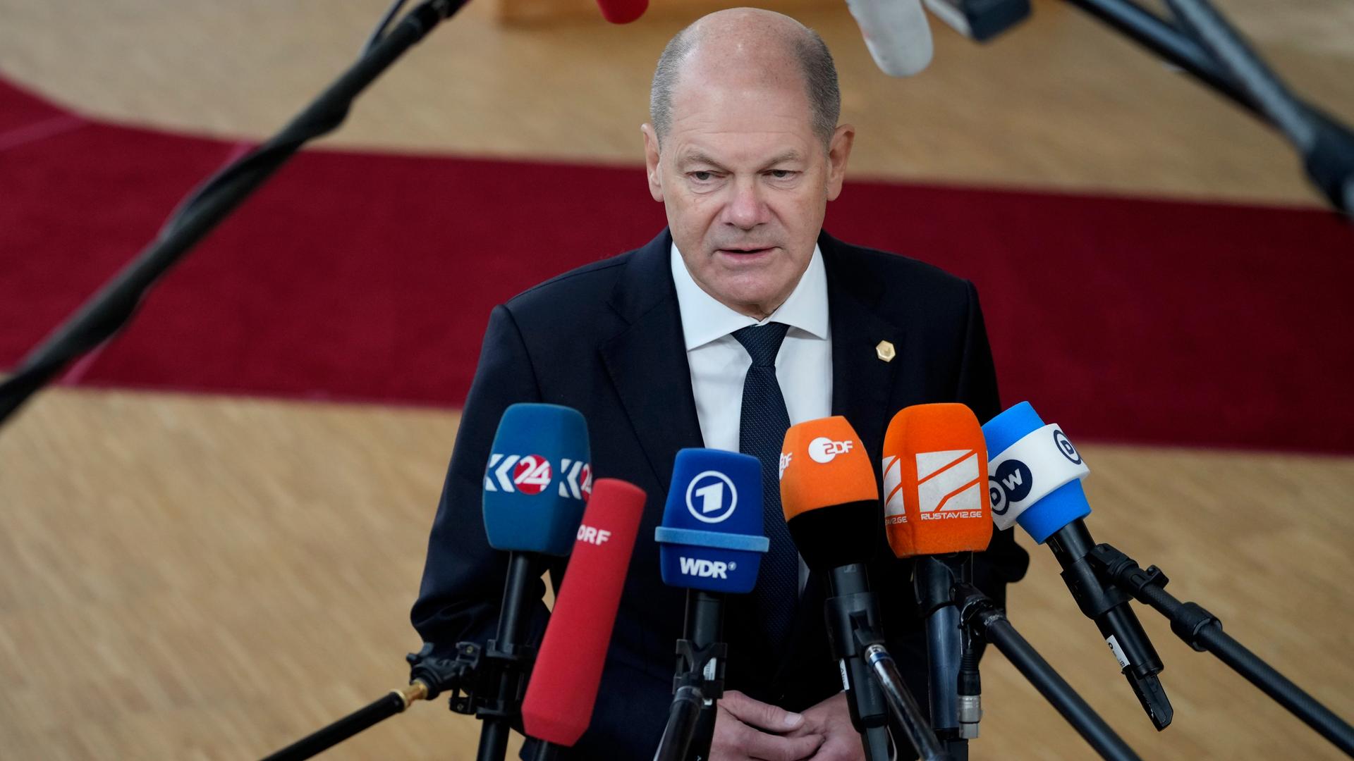 Brüssel: Bundeskanzler Olaf Scholz, spricht mit Journalisten, als er zu einem EU-Gipfel im Gebäude des Europäischen Rates eintrifft. Brüssel: Bundeskanzler Olaf Scholz, spricht mit Journalisten, als er zu einem EU-Gipfel im Gebäude des Europäischen Rates eintrifft.