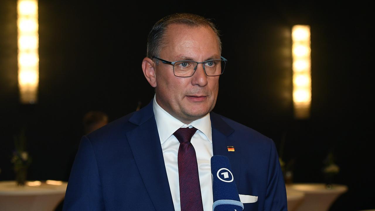 AfD-Chef Tino Chrupalla steht vor einem Mikrofon und spricht. AfD-Chef Tino Chrupalla steht vor einem Mikrofon und spricht.