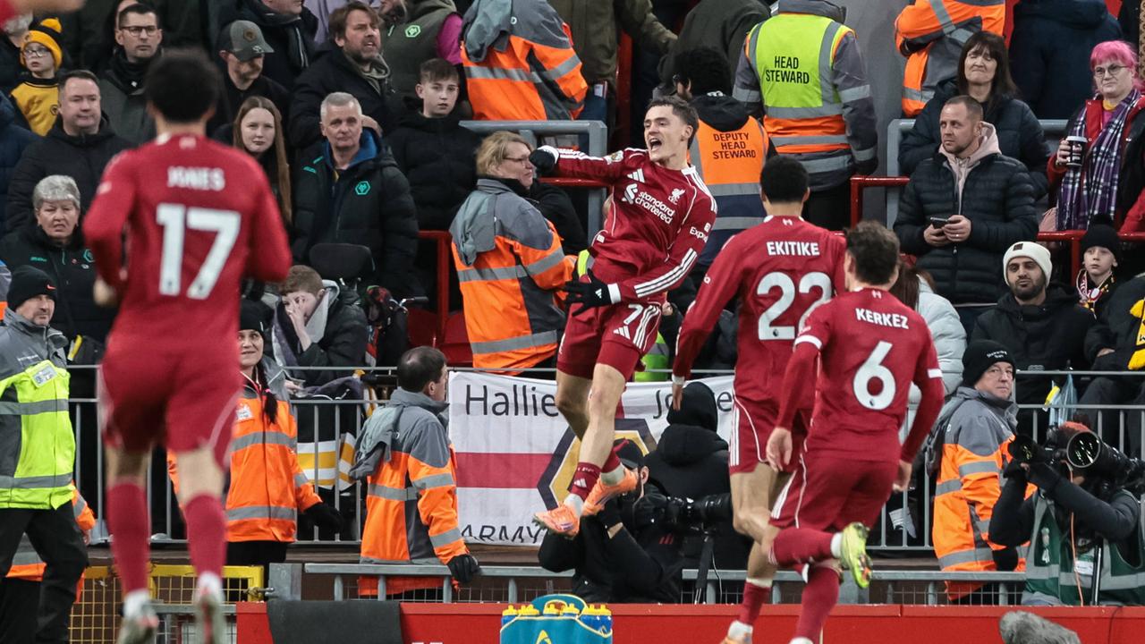 Der Fußballspieler Florian Wirtz springt in die Luft und jubelt nach einem Tor.