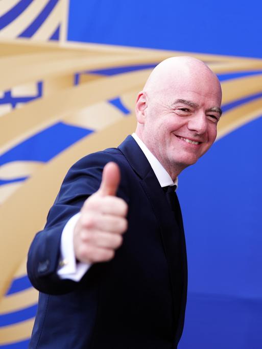 Fifa-Präsident Gianni Infantino streckt den Daumen nach oben.