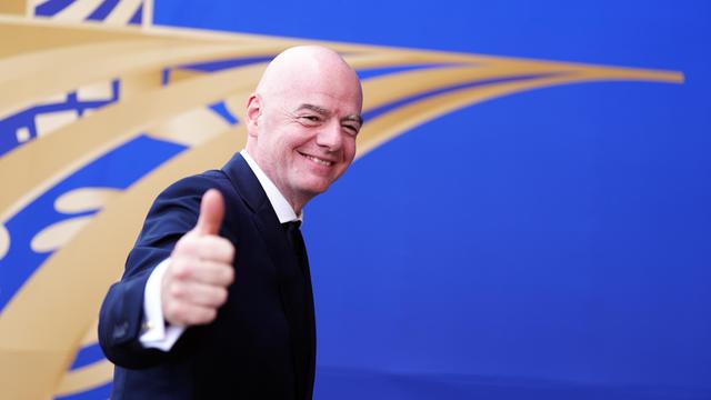 Fifa-Präsident Gianni Infantino streckt den Daumen nach oben.