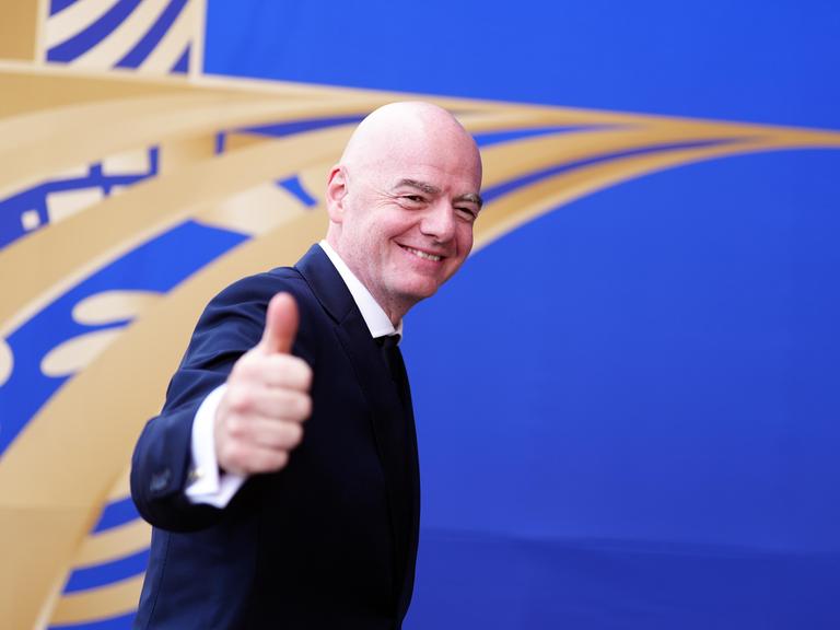 Fifa-Präsident Gianni Infantino streckt den Daumen nach oben.