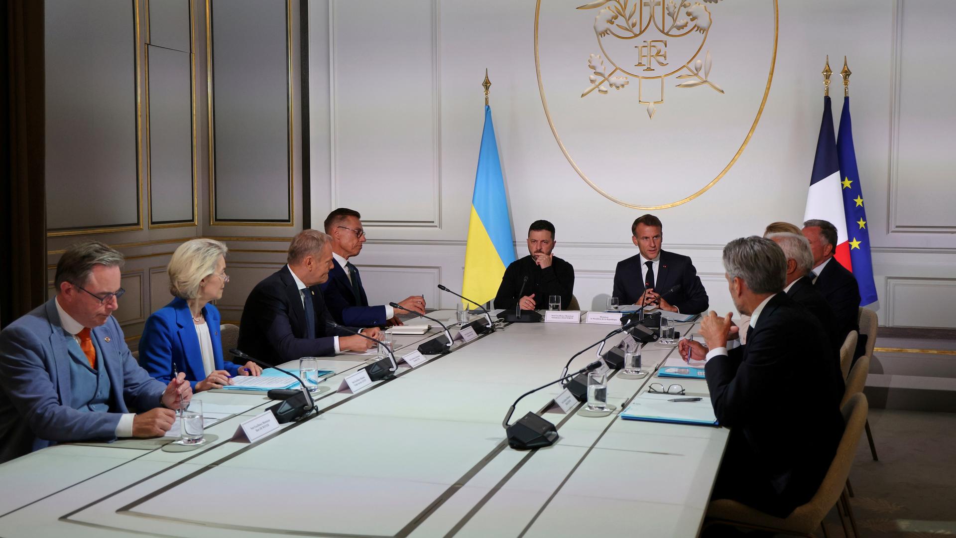 Von links: Der belgische Premierminister Bart De Wever, die Präsidentin der Europäischen Kommission Ursula von der Leyen, der polnische Premierminister Donald Tusk, der finnische Präsident Alexander Stubb, der ukrainische Präsident Wolodymyr Selenskyj und der französische Präsident Emmanuel Macron im Elysee-Palast. Von links: Der belgische Premierminister Bart De Wever, die Präsidentin der Europäischen Kommission Ursula von der Leyen, der polnische Premierminister Donald Tusk, der finnische Präsident Alexander Stubb, der ukrainische Präsident Wolodymyr Selenskyj und der französische Präsident Emmanuel Macron im Elysee-Palast.