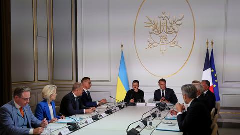 Von links: Der belgische Premierminister Bart De Wever, die Präsidentin der Europäischen Kommission Ursula von der Leyen, der polnische Premierminister Donald Tusk, der finnische Präsident Alexander Stubb, der ukrainische Präsident Wolodymyr Selenskyj und der französische Präsident Emmanuel Macron im Elysee-Palast. 