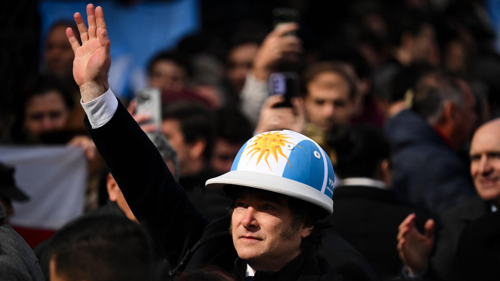 Der argentinische Präsident Javier Milei trägt einen Helm in den Nationalfarben Blau und Weiß. Der argentinische Präsident Javier Milei trägt einen Helm in den Nationalfarben Blau und Weiß.