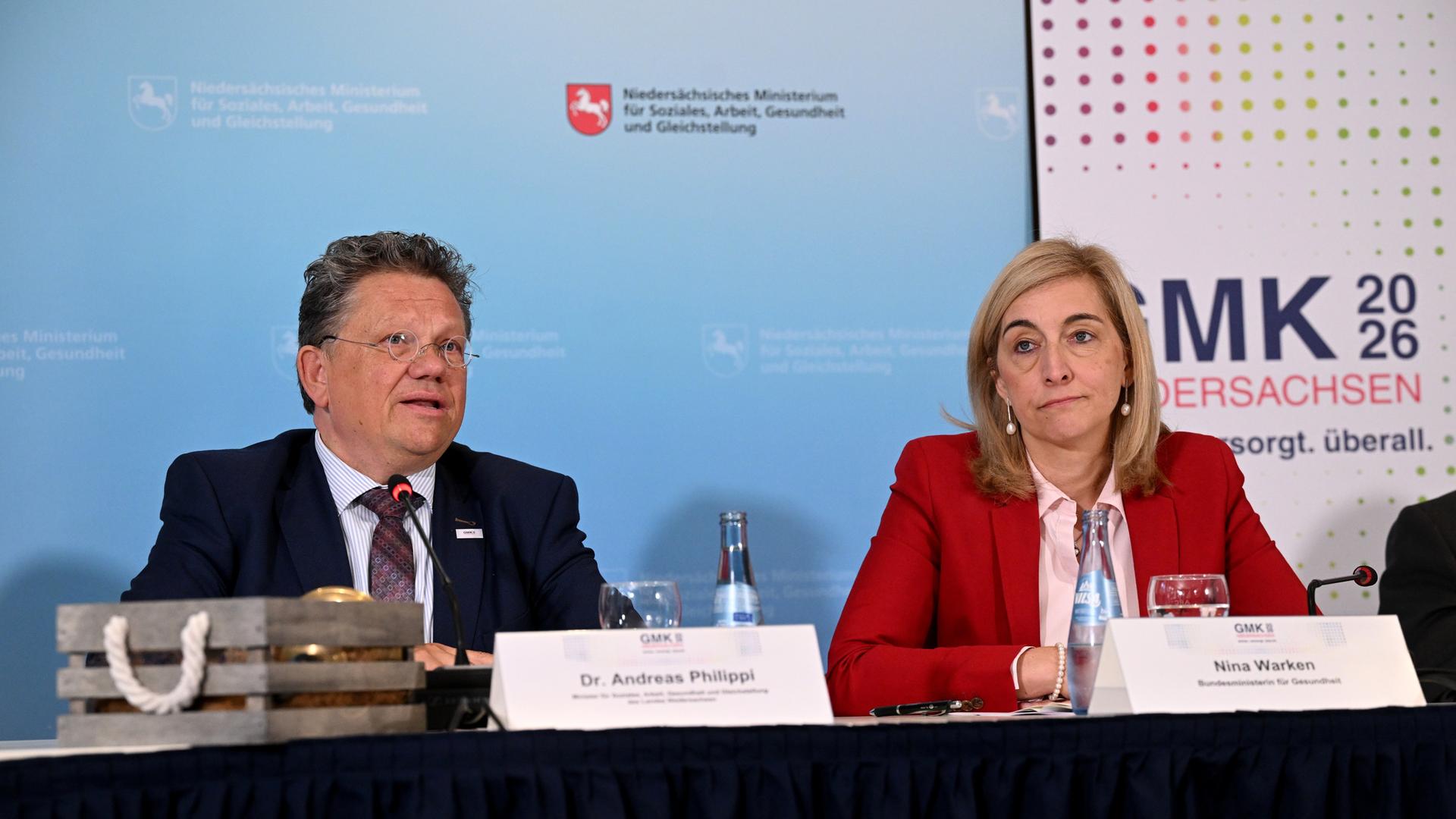 Nina Warken (CDU, r), Bundesgesundheitsministerin, und Andreas Philippi (SPD), Gesundheitsminister Niedersachsen, sprechen bei der Pressekonferenz zur Gesundheitsministerkonferenz GMK 2026.