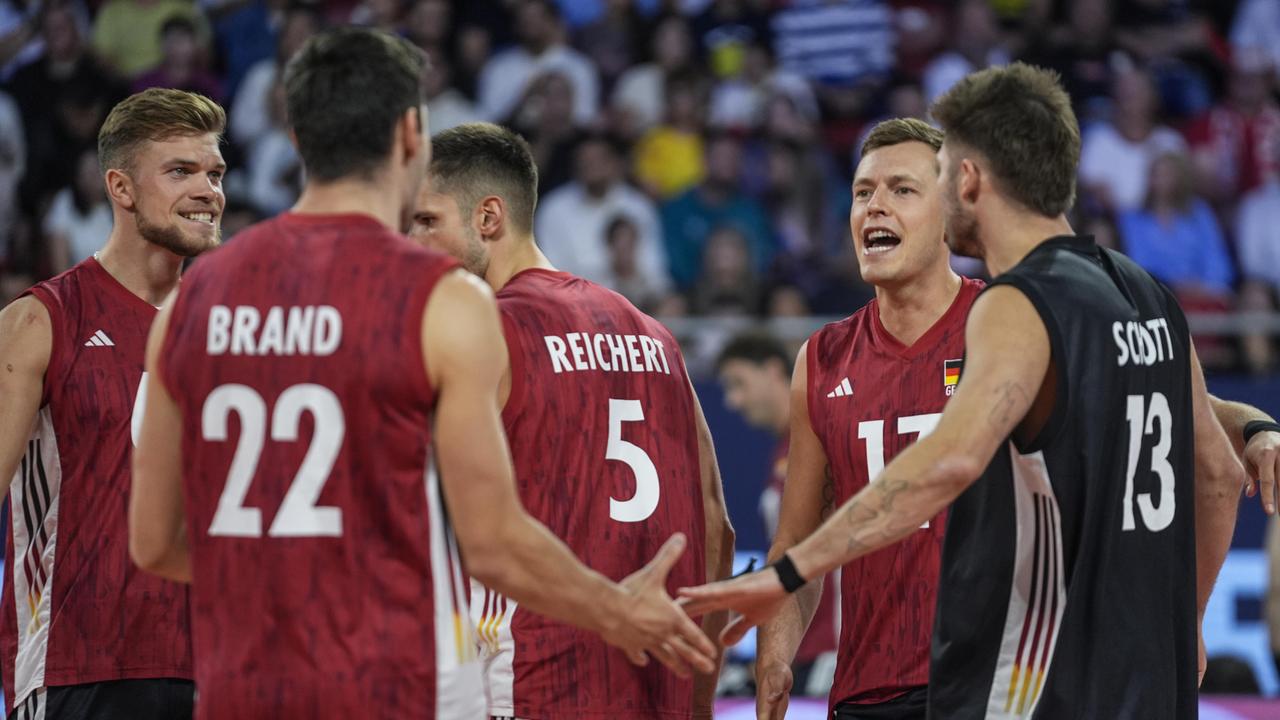 Deutsche Spieler feiern einen Punkt während des Viertelfinalspiels der Volleyball-Europameisterschaft der Männer 2026 gegen Polen.
