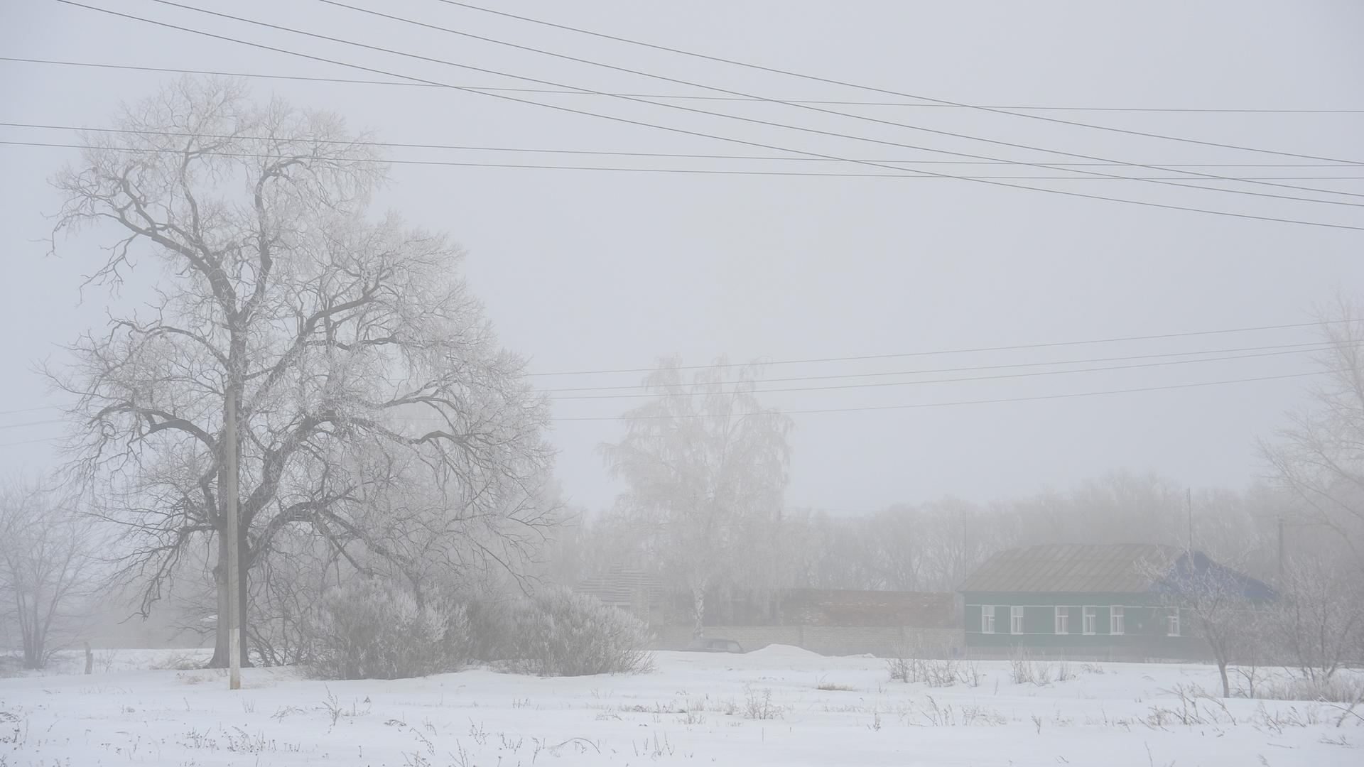 Ein russisches Dorf bei Tambov mit Schnee im Nebel