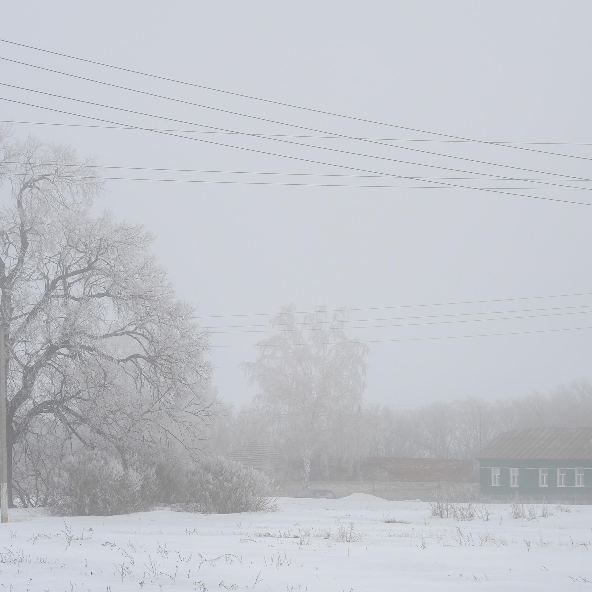 Ein russisches Dorf bei Tambov mit Schnee im Nebel