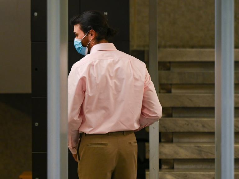 Der wegen Terrorverdachts angeklagte Bundeswehroffizier Franco A. betritt das Gerichtsgebäude. Er ist von hinten zu sehen und trägt eine Mund-Nase-Schutzmaske.