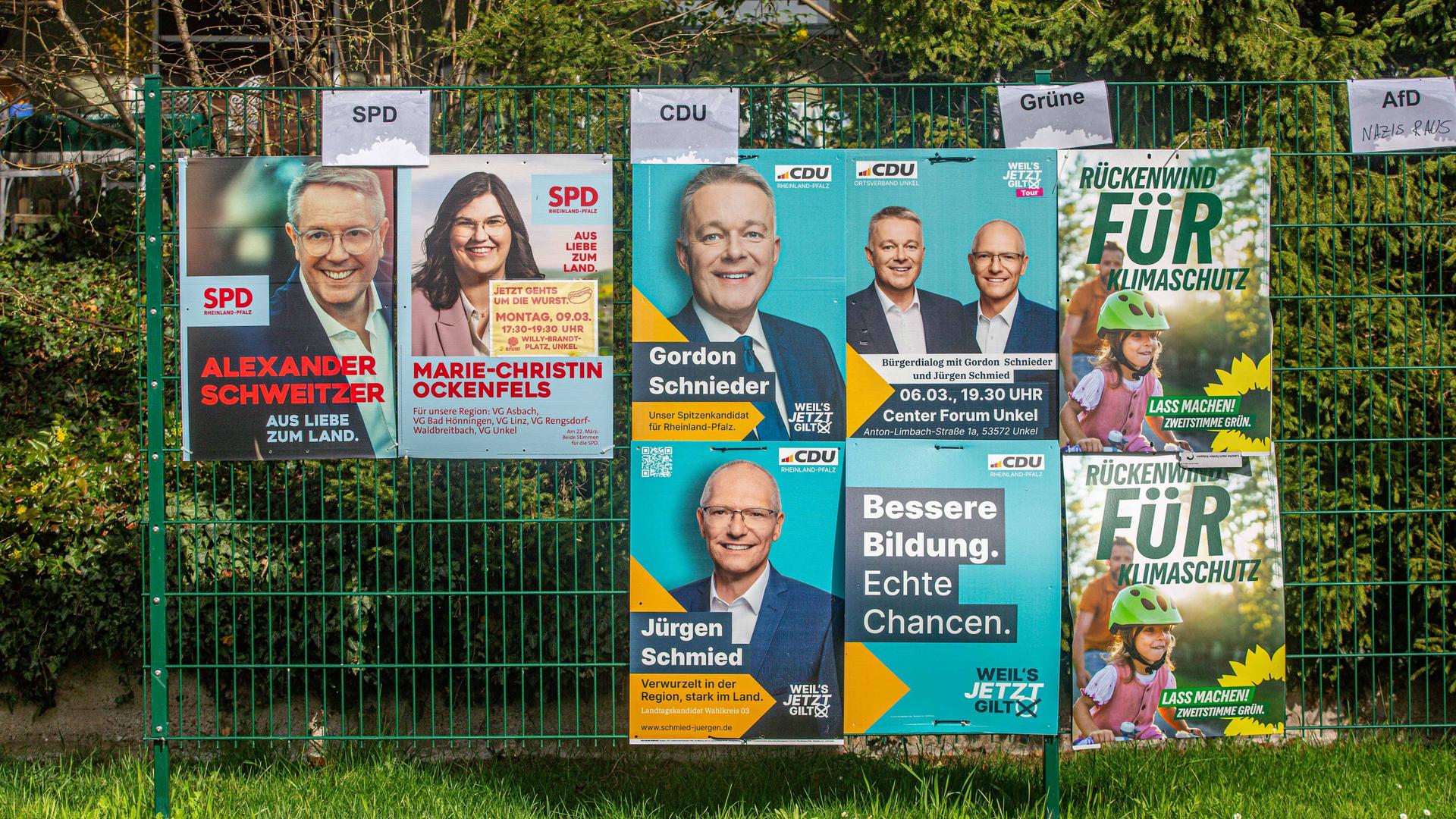 Wahlplakate zur Landtagswahl am 22. März 2026 in Rheinland-Pfalz.