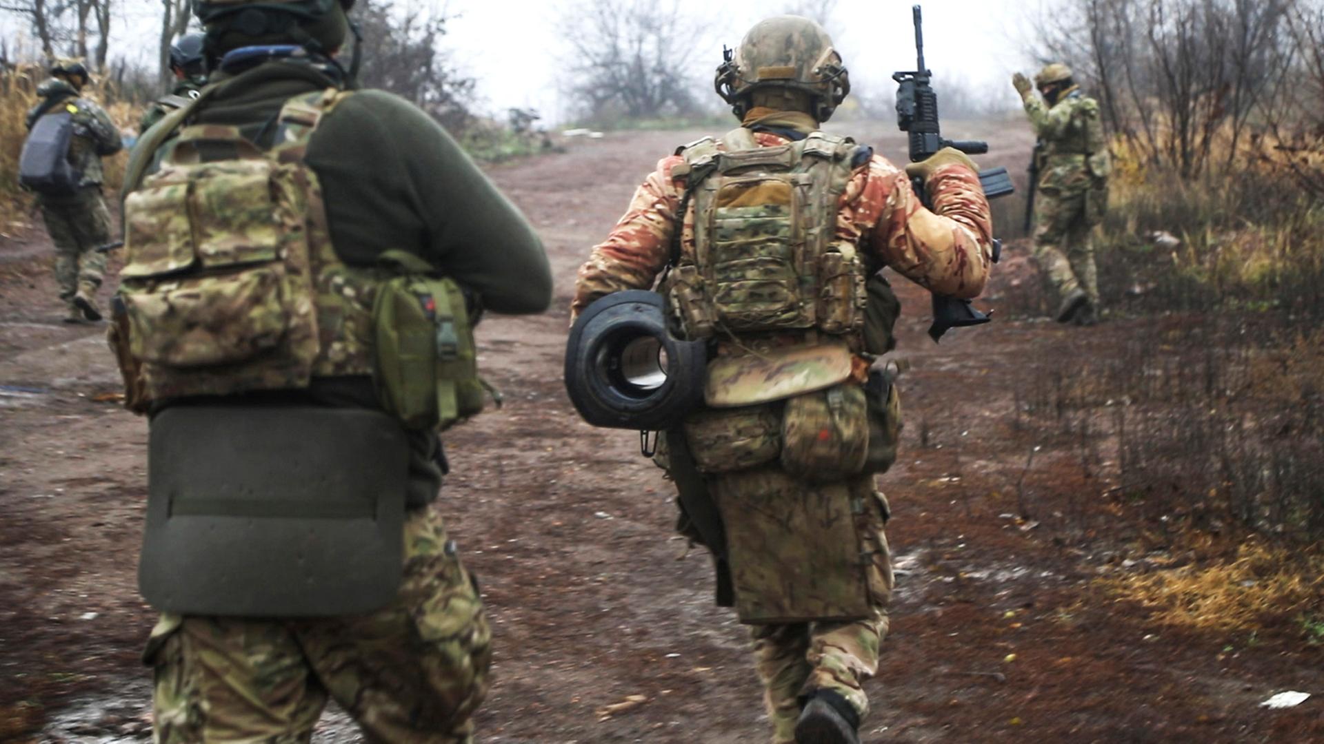 Ukrainische Soldaten ändern ihre Position an einem ungenannten Ort in der Region Donezk. Ukrainische Soldaten ändern ihre Position an einem ungenannten Ort in der Region Donezk.