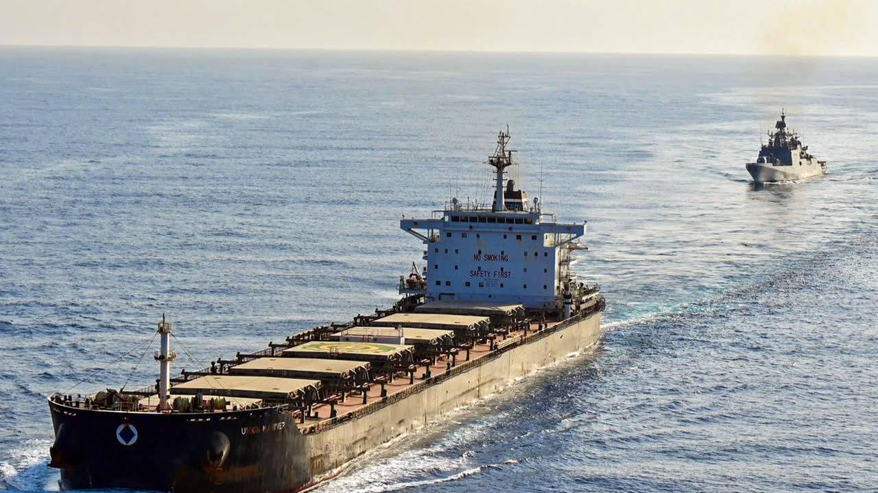 Ein Tanker auf der Durchfahrt durch die Meerenge Bab-al-Mandab.  Er wird von einem Schiff der indischen Marine begleitet. 