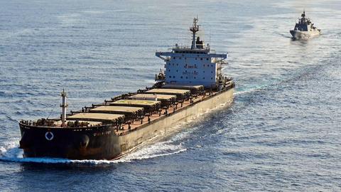 Ein Tanker auf der Durchfahrt durch die Meerenge Bab-al-Mandab. Er wird von einem Schiff der indischen Marine begleitet. 