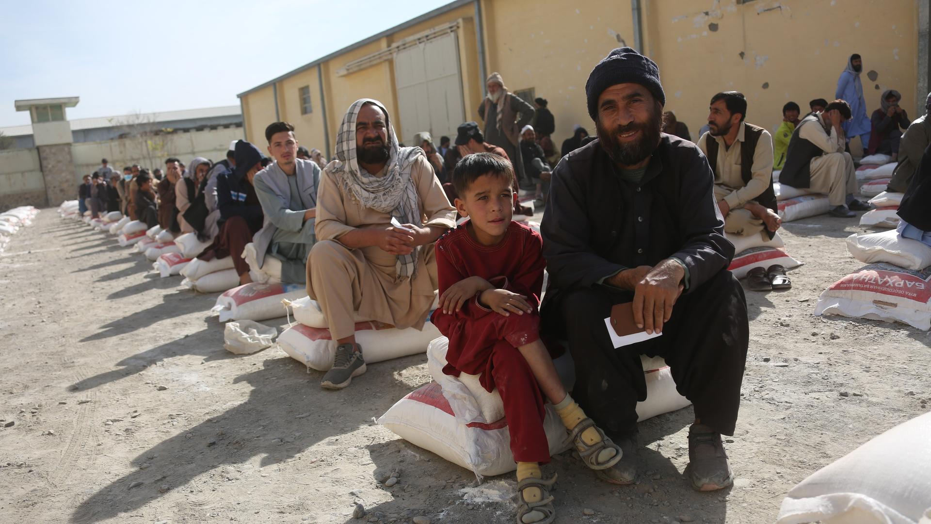 Afghanen warten in der Hauptstadt Kabul auf Hilfslieferungen. Das Land steht angesichts von Sanktionen und Armut wieder vor einem harten Winter.