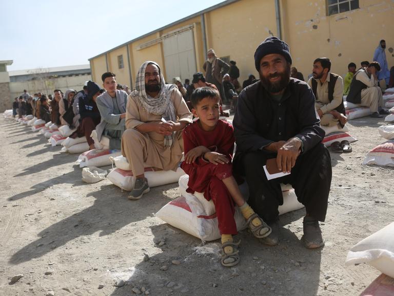 Afghanen warten in der Hauptstadt Kabul auf Hilfslieferungen. Das Land steht angesichts von Sanktionen und Armut wieder vor einem harten Winter.
