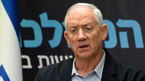 Gantz steht neben einer Israel-Flagge