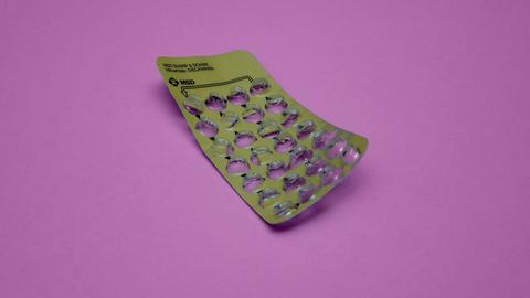 Leerer Blister der Antibabypille liegt auf einem violetten Hintergrund.