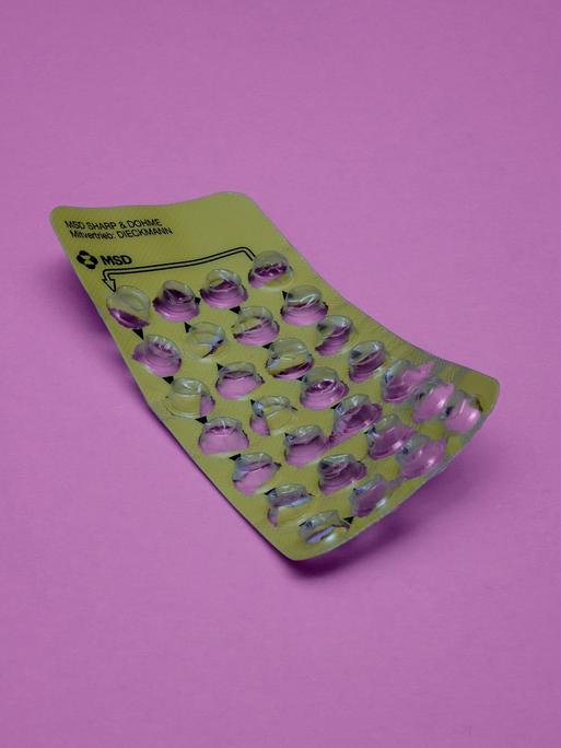 Leerer Blister der Antibabypille liegt auf einem violetten Hintergrund.