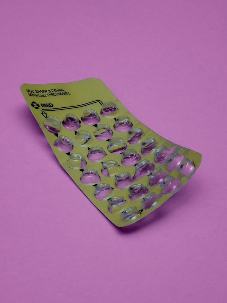 Leerer Blister der Antibabypille liegt auf einem violetten Hintergrund.