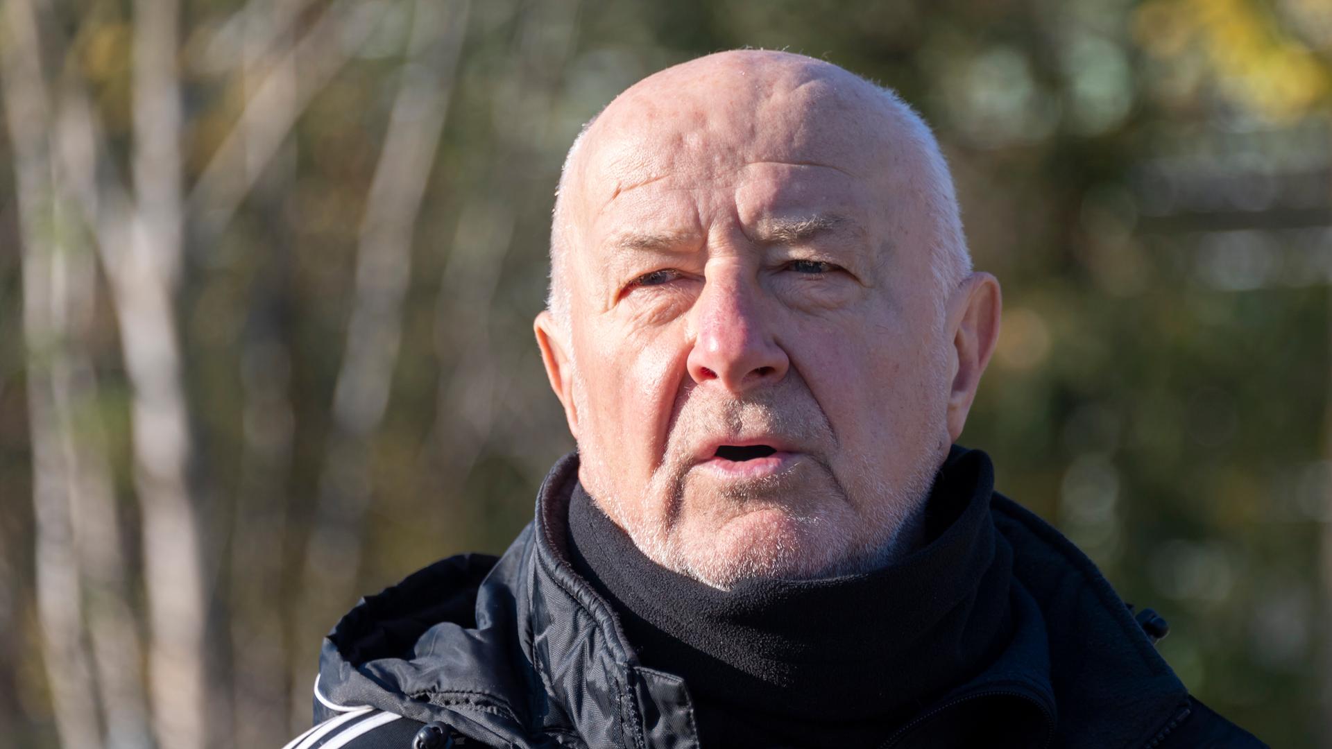 Hans-Jürgen Kreische, früherer DDR-Nationalspieler und Aktiver bei Dynamo Dresden, spricht während der symbolischen Verabschiedung vom früheren Trainingsgelände des Dynamo Dresden im Großen Garten.