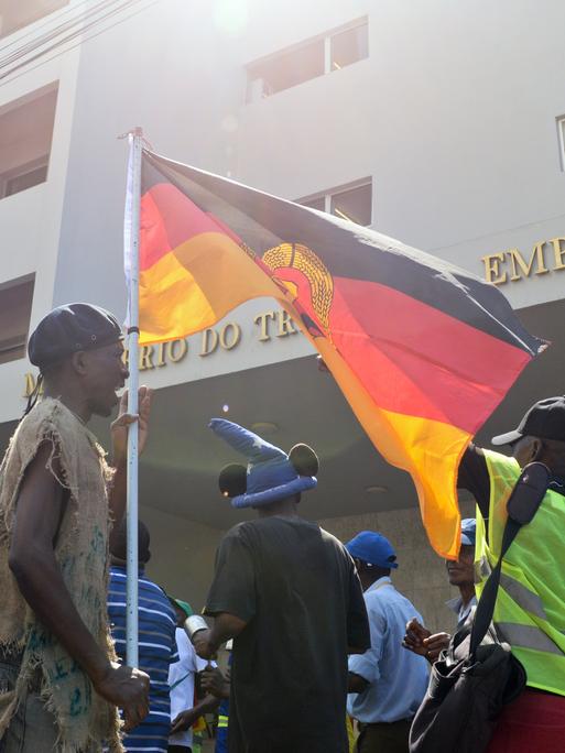 Einstige DDR-Vertragsarbeiter demonstieren vor dem Arbeitsministerium in der mosambikanischen Hauptstadt Maputo und fordern ausstehende Löhne.