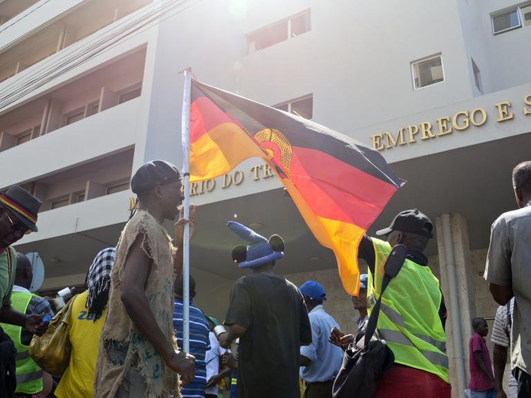 Einstige DDR-Vertragsarbeiter demonstieren vor dem Arbeitsministerium in der mosambikanischen Hauptstadt Maputo und fordern ausstehende Löhne.