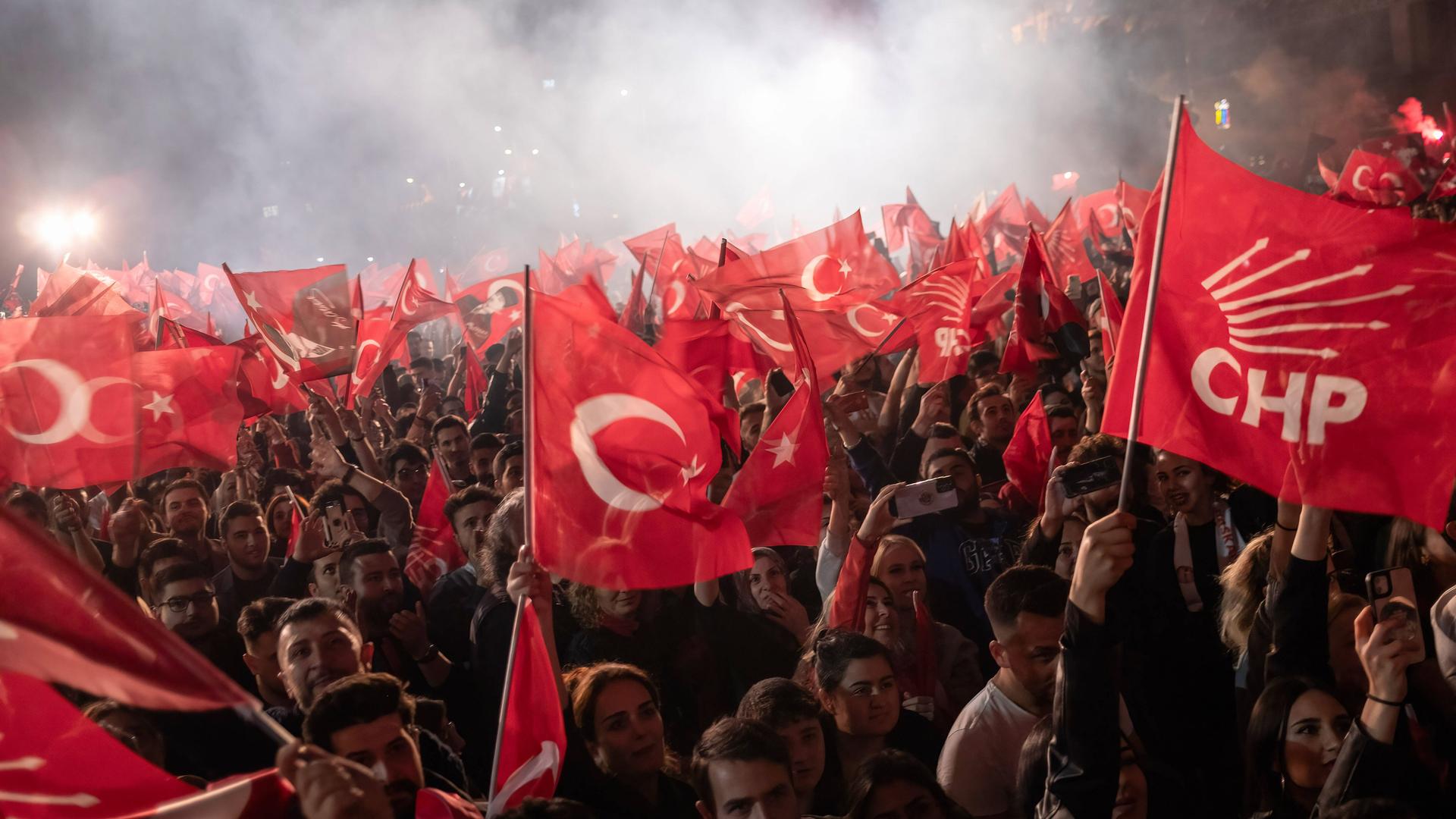 Anhänger der oppositionellen CHP feiern mit Fahnen auf einer Straße in Ankara