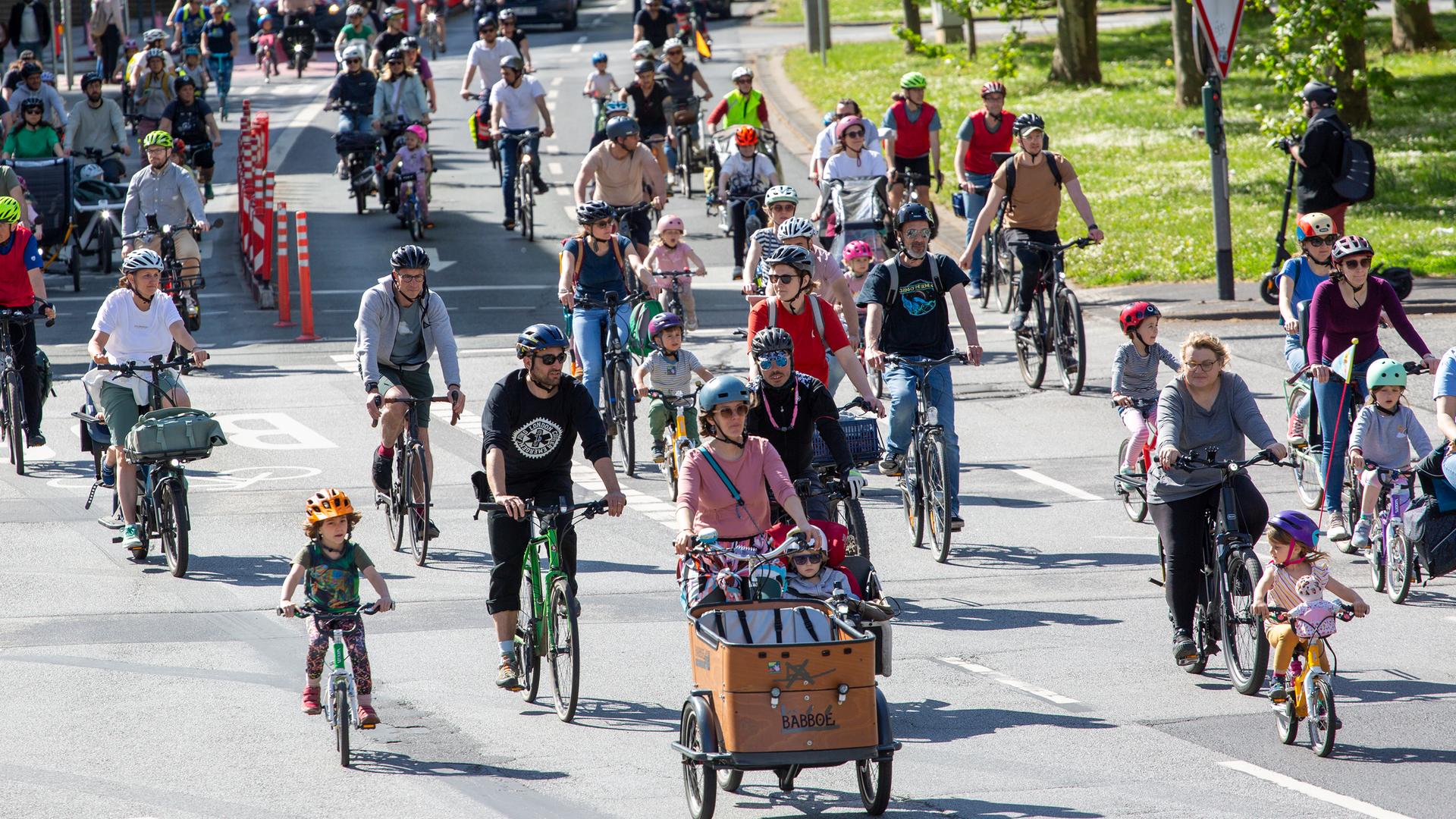 Wiesbaden, 27.4. 2025: „Kidical Mass“-Fahrraddemo in der Wiesbadener Innenstadt. „Kidical Mass“ ist eine weltweite Bewegung, die sich durch gemeinsame Fahrraddemonstrationen für die Sicherheit und die Rechte von Kindern im Straßenverkehr einsetzt. Wiesbaden, 27.4. 2025: „Kidical Mass“-Fahrraddemo in der Wiesbadener Innenstadt. „Kidical Mass“ ist eine weltweite Bewegung, die sich durch gemeinsame Fahrraddemonstrationen für die Sicherheit und die Rechte von Kindern im Straßenverkehr einsetzt.