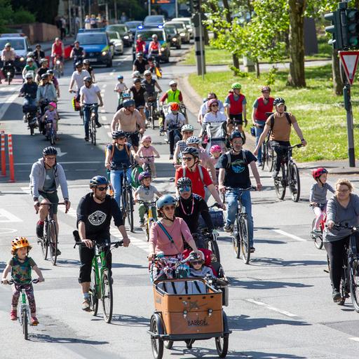 Wiesbaden, 27.4. 2025: „Kidical Mass“-Fahrraddemo in der Wiesbadener Innenstadt. „Kidical Mass“ ist eine weltweite Bewegung, die sich durch gemeinsame Fahrraddemonstrationen für die Sicherheit und die Rechte von Kindern im Straßenverkehr einsetzt.
