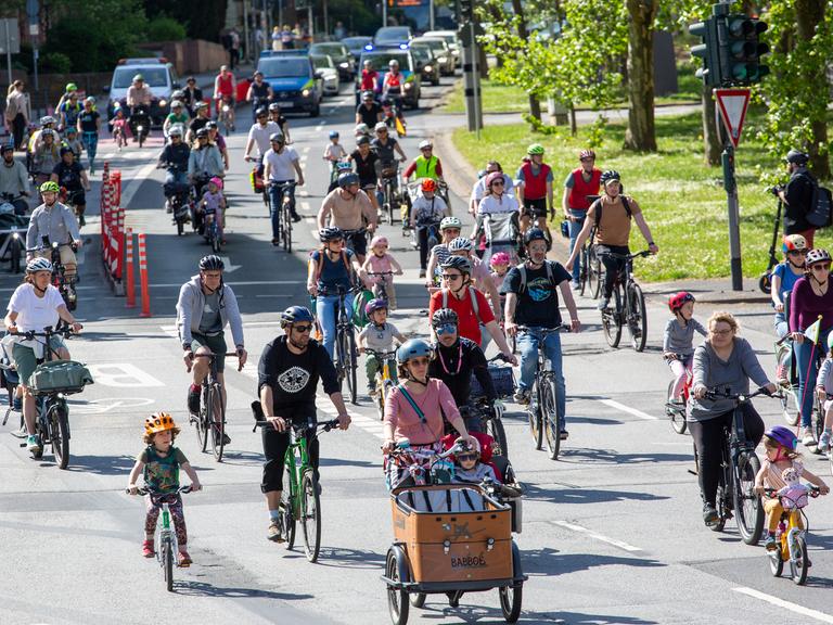 Wiesbaden, 27.4. 2025: „Kidical Mass“-Fahrraddemo in der Wiesbadener Innenstadt. „Kidical Mass“ ist eine weltweite Bewegung, die sich durch gemeinsame Fahrraddemonstrationen für die Sicherheit und die Rechte von Kindern im Straßenverkehr einsetzt.