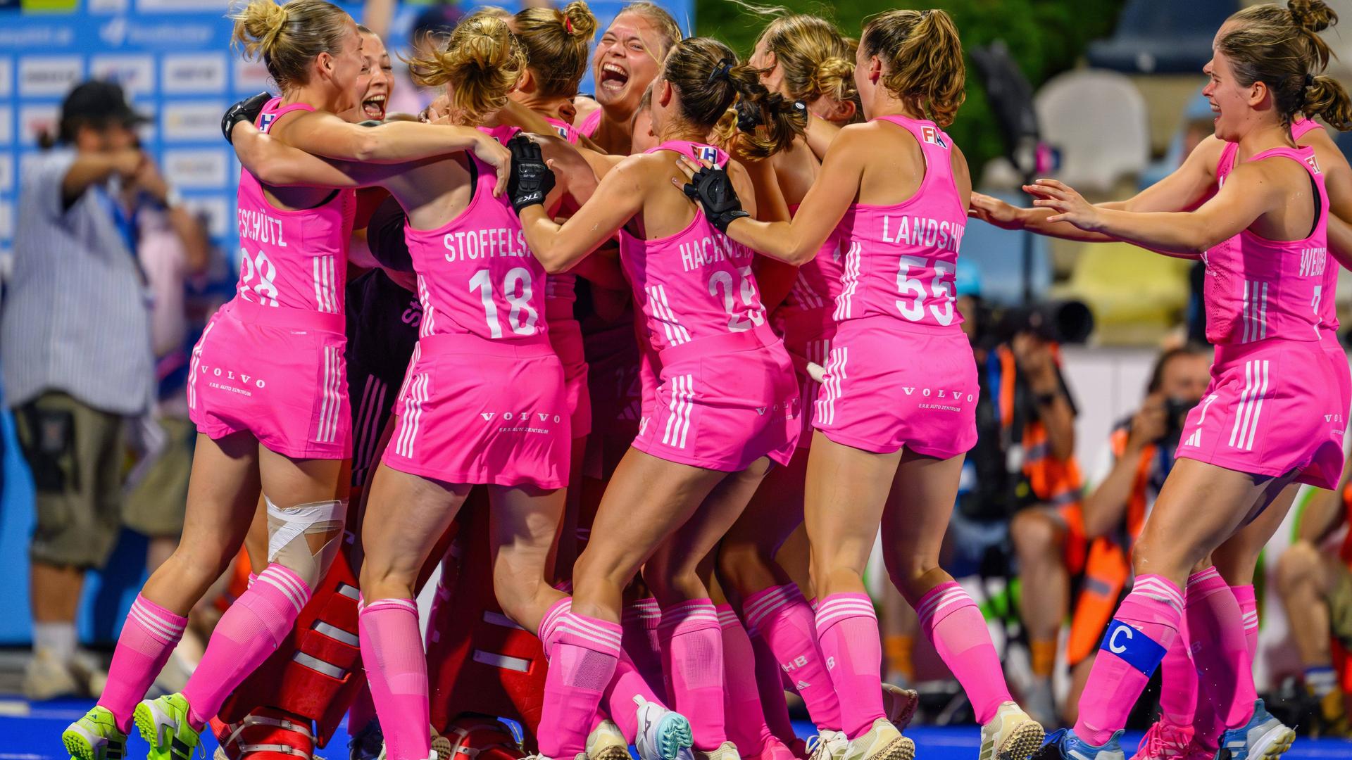 Die deutschen Hockey-Spielerinnen bejubeln ihren Sieg gegen Belgien.